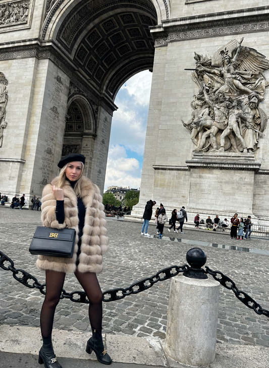 Pelliccia di volpe beige con righe orizzontali