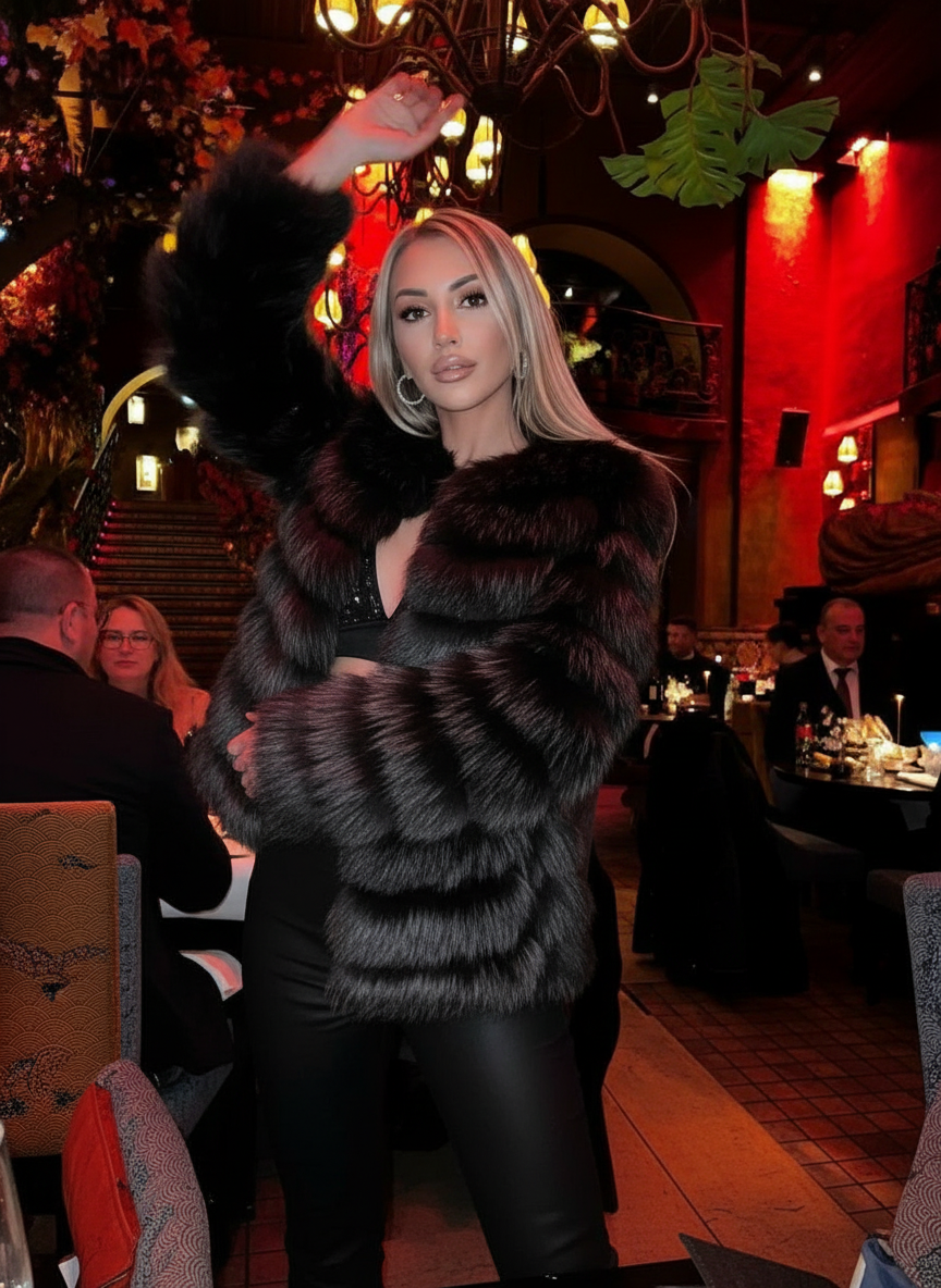 Pelliccia di volpe grigia con righe orizzontali