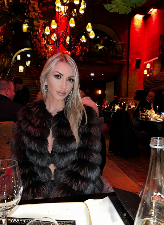 Pelliccia di volpe grigia con righe orizzontali