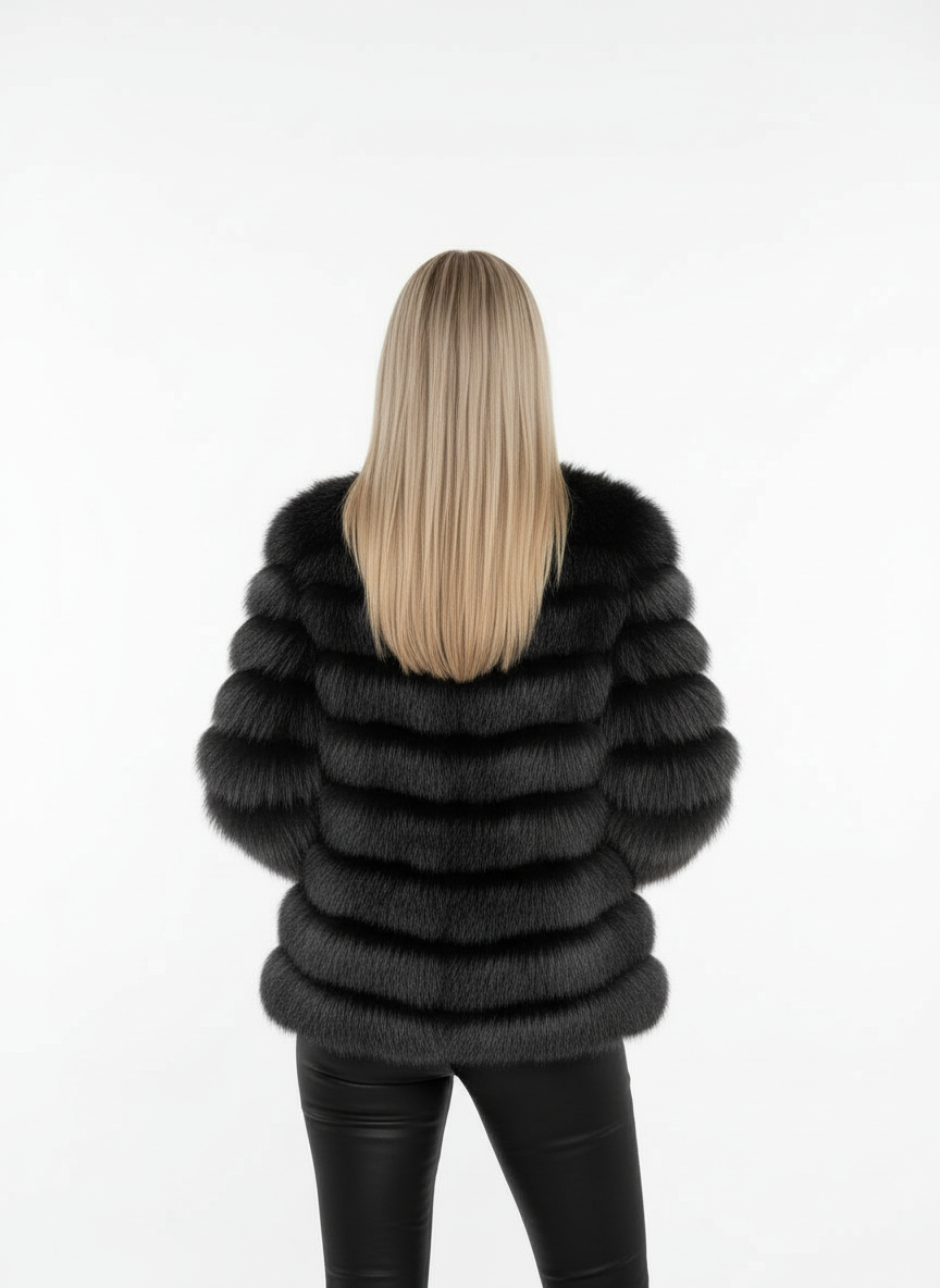 Pelliccia di volpe grigia con righe orizzontali